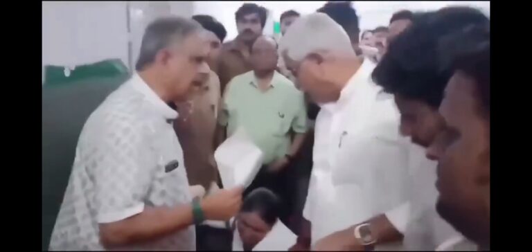 तबादला न होने से परेशान नर्स  ने खोया आपा indiaprimetv viral video