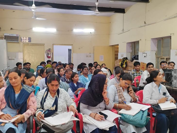 गोविंदगढ़ में स्वास्थ्य सेवाओं की समीक्षा बैठक: सरकारी योजनाओं की प्रगति रिपोर्ट जांची, सीएमएचओ ने दिए रिकॉ… – Dainik Bhaskar