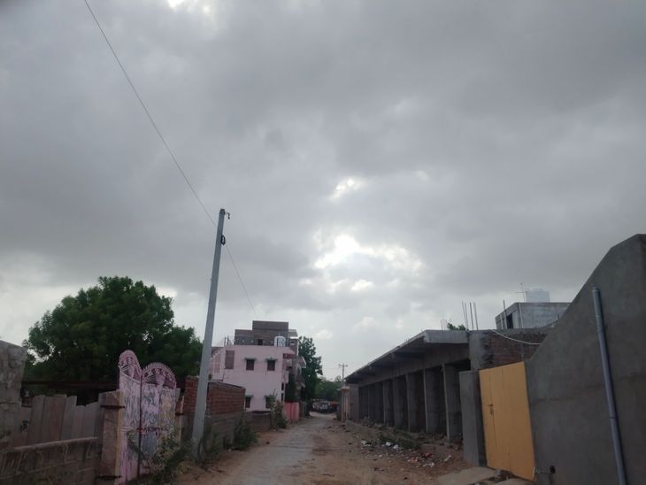 चितलवाना में काले बादलों से मौसम सुहावना: ठंडी हवाओं से मिली राहत, खरीफ फसलों को बारिश का इंतजार – Dainik Bhaskar