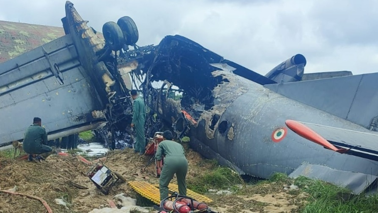 जोरहाट एयरबेस पर IAF का प्लेन लैंडिंग के बाद क्रैश, दो हिस्सों में बंट गया विमान – AajTak