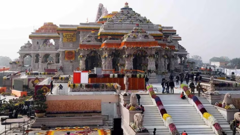 गोबर के ढेर में छिपा रखा था कैश… राम मंदिर कर्मचारी के घर से 10 लाख रुपये बरामद, पिता ने बयां की अलग कहानी