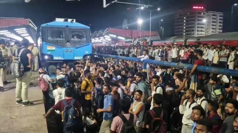 पाटलिपुत्र स्टेशन पर छात्रों का बवाल, ट्रेन में तोड़फोड़-पथराव, IG समेत कई पुलिसकर्मी जख्मी – AajTak