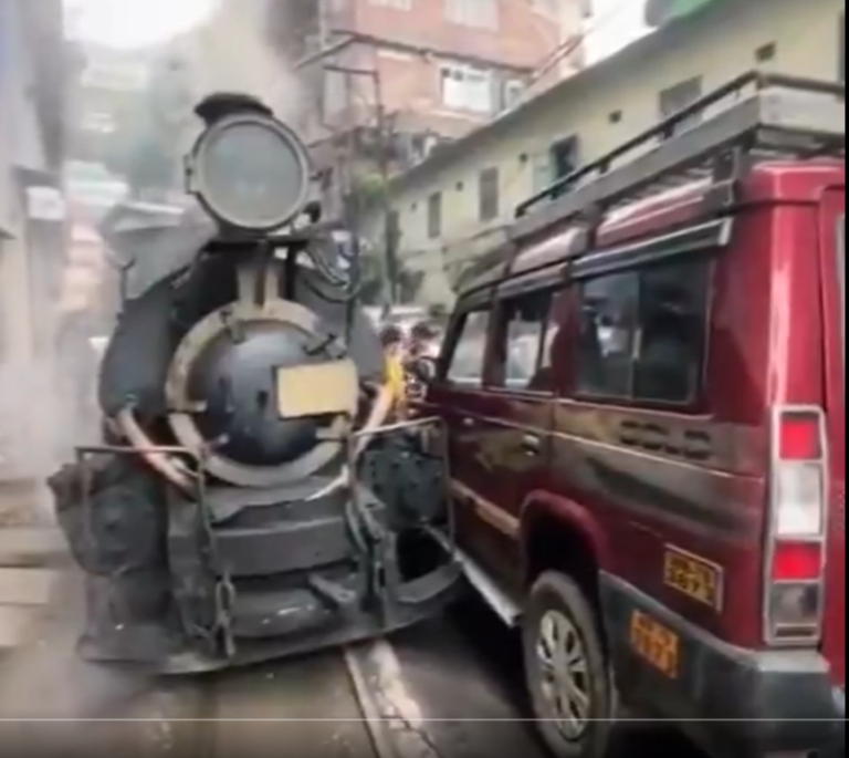viral video कार ड्राइवर लोको पायलट से कहा "तुम ही रॉन्ग साइड चल रहे हो