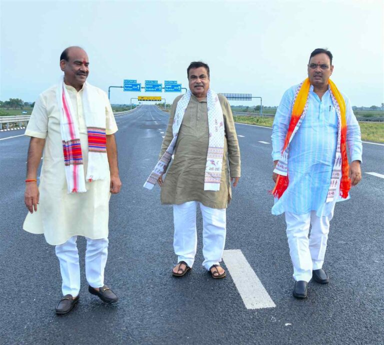 गडकरी का विजन भजनलाल का एक्शन के साथ लोकसभा अध्यक्ष ओम बिरला ने दिल्ली-मुंबई एक्सप्रेसवे निरीक्षण कर सुरक्षित हाईवे, बेहतर कनेक्टिविटी और विकसित राजस्थान