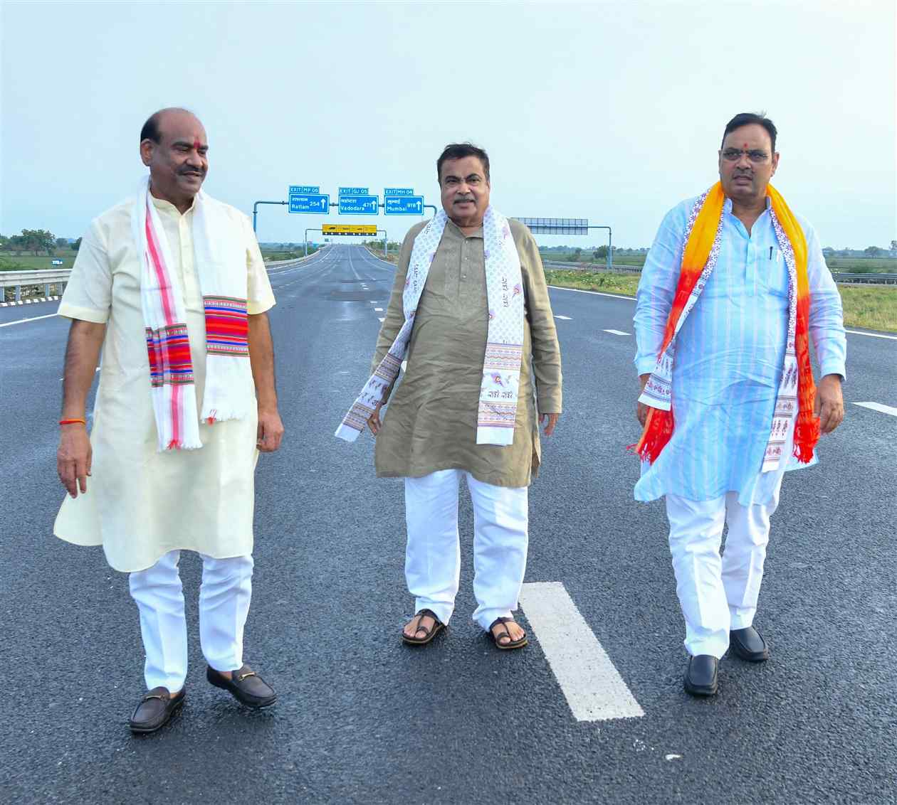 गडकरी का विजन भजनलाल का एक्शन के साथ लोकसभा अध्यक्ष ओम बिरला ने दिल्ली-मुंबई एक्सप्रेसवे निरीक्षण कर सुरक्षित हाईवे, बेहतर कनेक्टिविटी और विकसित राजस्थान