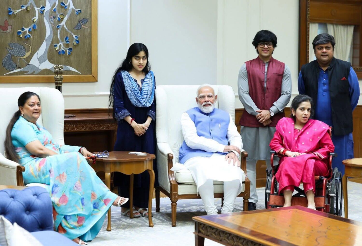 वसुंधरा राजे परिवार पीएम मोदी के साथ