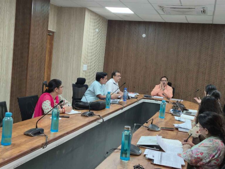 सप्तम राज्य वित्त आयोग के अध्यक्ष डॉ. अरुण चतुर्वेदी ने आयोग की प्रक्रियाधीन  रिपोर्ट की प्रगति की समीक्षा की